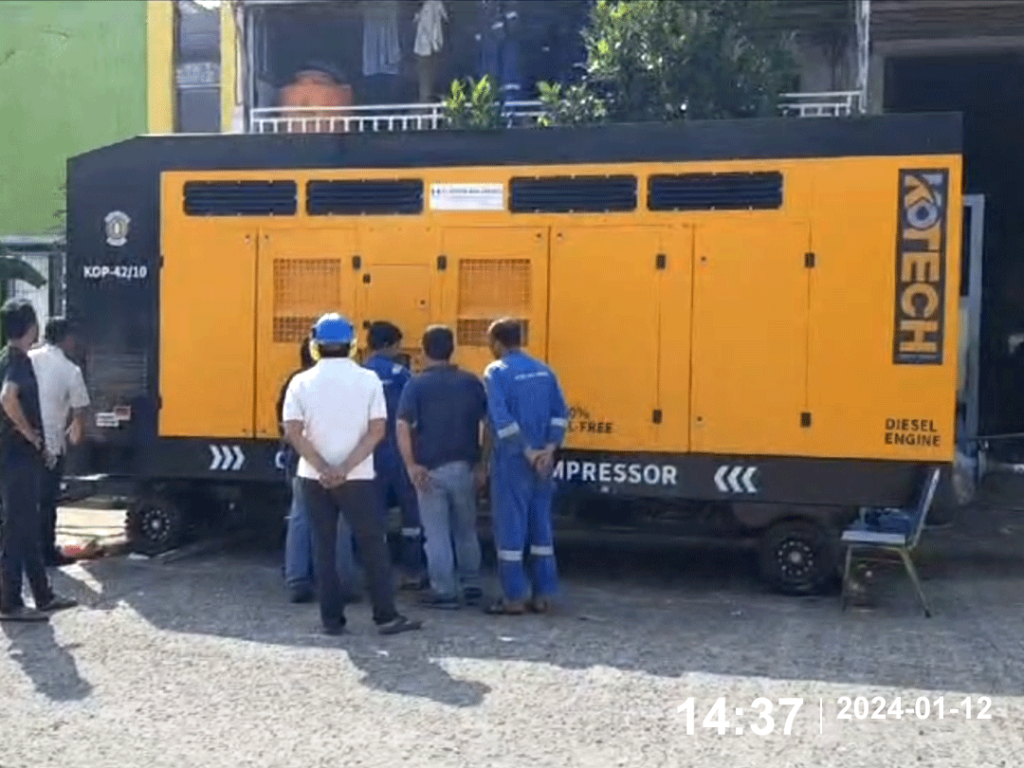 KOP Series 42-10 mobile air compressor running smoothly