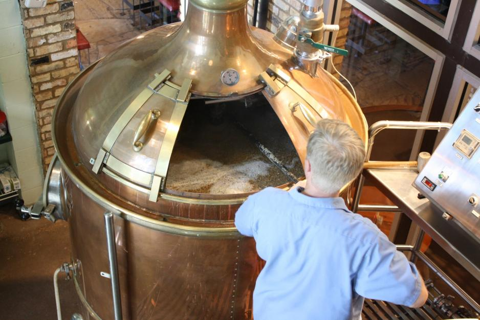 Stir the keg during beer brewing